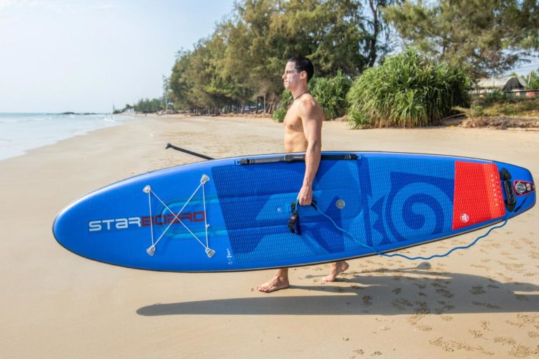 Starboard-stand-up-paddle-How To Carry Your Stand Up Paddle Board To The Water – centre handle Starboard-stand-up-paddle-How To Carry Your Stand Up Paddle Board To The Water - centre handle